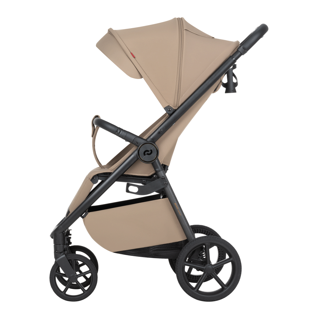 Il passeggino Bravo Carbon 2025 si trasforma in una superficie piana per dormire